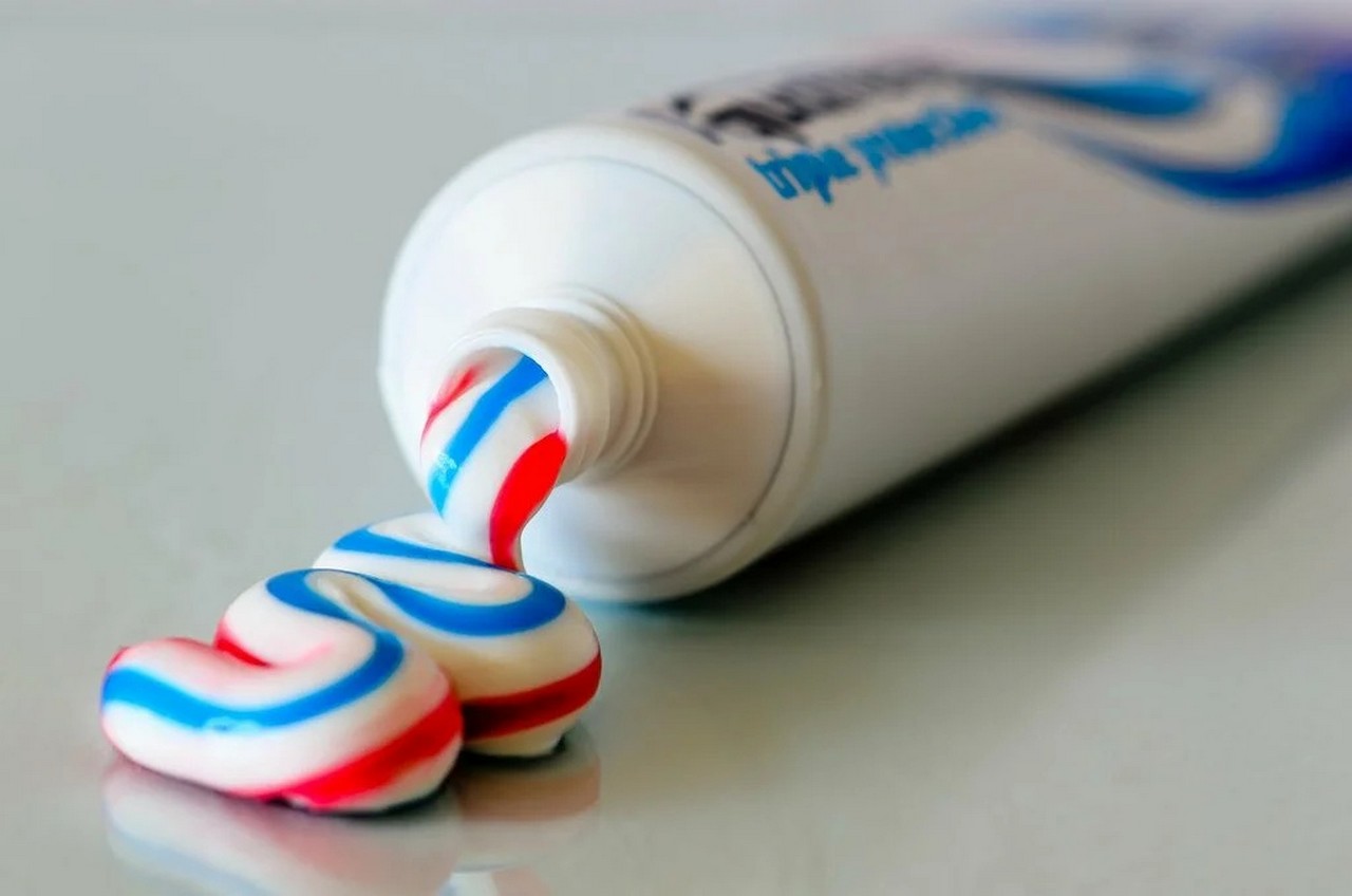 Тюбик 1 2. Тюбик зубной пасты. Цветная зубная паста. Зубная паста выдавленная. Зубная паста трехцветная.